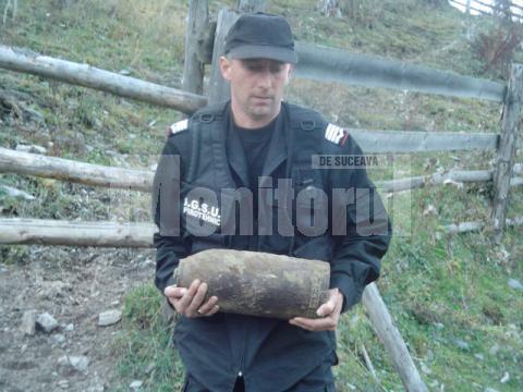 Lui i-a revenit misiunea de a căra bomba în braţe, prin munţi