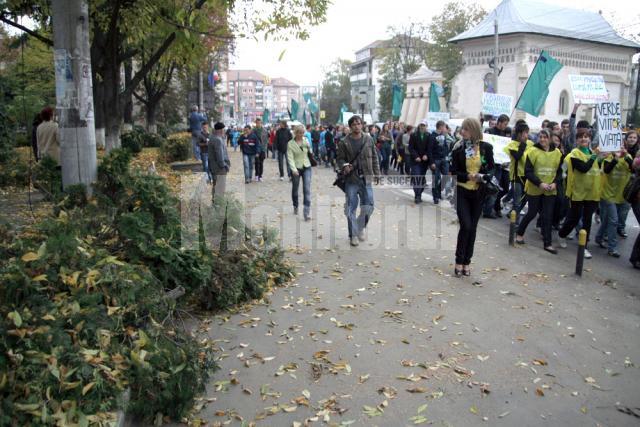 Sute de tineri au protestat ieri împotriva distrugerii Parcului Şipote în interesul dezvoltatorilor imobiliari