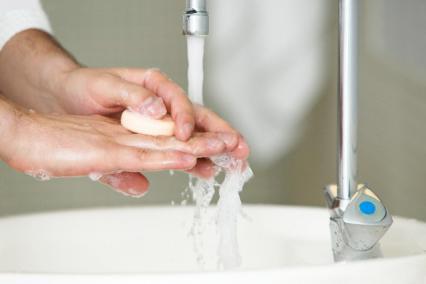 Spălatul pe mâini reduce riscul infecţiilor respiratorii. Foto: CORBIS