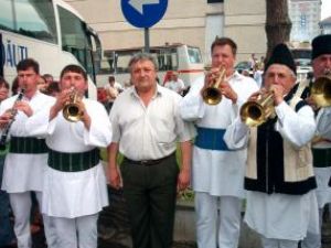 Primarul Loghin Saviuc între membri fanfarei din Calafindeşti