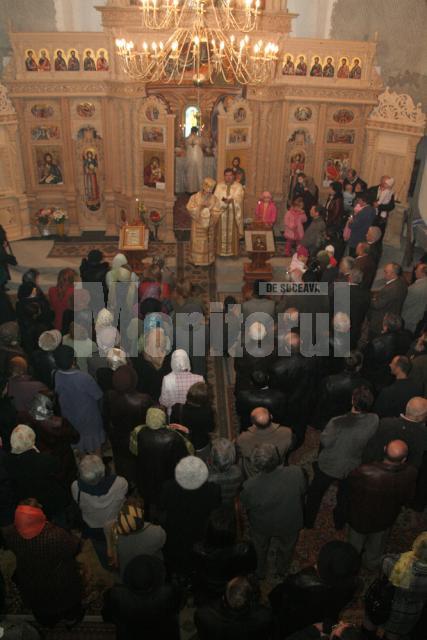 Zeci de credincioşi, la slujba arhierească săvârşită în biserica-monument „In memoriam