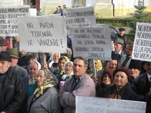 Peste 100 de persoane au protestat, ieri, în faţa Prefecturii Suceava