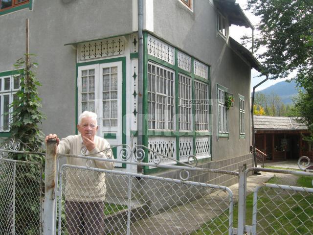 George Ungureanu în curtea casei sale din Câmpulung Moldovenesc