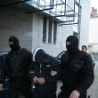 Mascaţii Poliţiei i-au escortat pe cei cinci în fata procurorilor