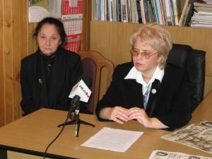 Margareta Labiş, sora poetului, şi Carmen Veronica Steiciuc, directorul festivalului