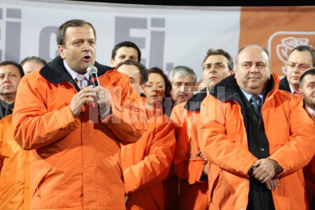 Gheorghe Flutur, vineri seară, pe stadionul Ceahlăul, din Piatra Neamţ, la  lansarea candidaţilor PD-L pentru alegerile parlamentare