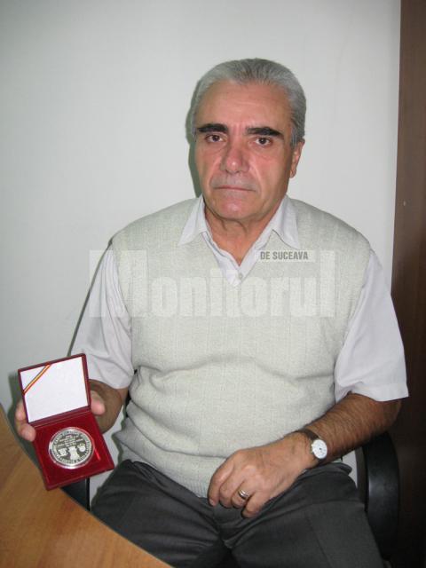 Nicolai Oprea cu medalia obţinută pentru monografia cartofilă “Bucovina - Cronică ilustrată”