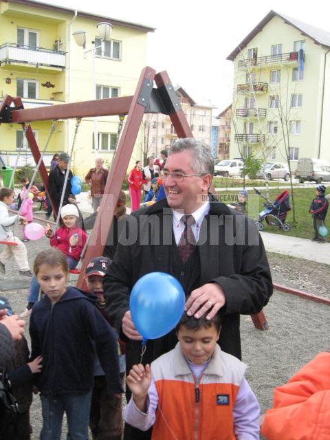 Ion Lungu printre copiii adunaţi la noul loc de joacă