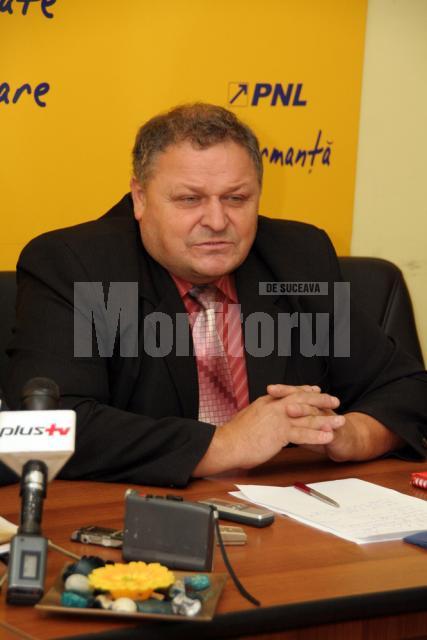 Brânduşel Vasile Nichitean: „Maşinile PD-L trec din localitate în localitate şi rup toate afişele de la celelalte partide”