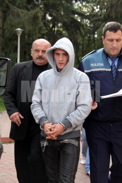 Andrei Popiţanu la ieşirea din Tribunalul Suceava