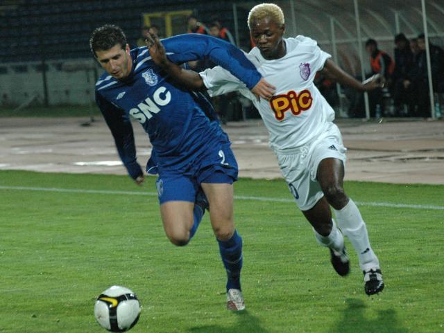 Ioussouf Kamara (D), de la FC Arges, incearca sa treaca de un adversar, in meciul cu Farul Constanta. Foto: IONEL IANCU / MEDIAFAX FOTO
