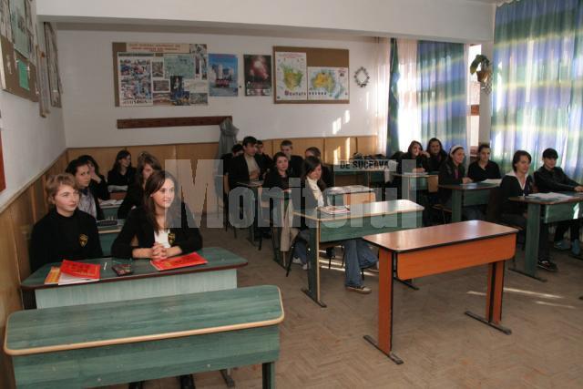 Ieri, în intervalul orar 12-14, majoritatea cadrelor didactice din judeţul Suceava au fost în grevă de avertisment,