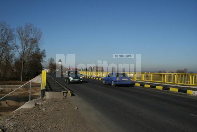 Podul Vlădichii, de la intrarea în Rădăuţi dinspre Suceava, a fost redat circulaţiei pe ambele sensuri