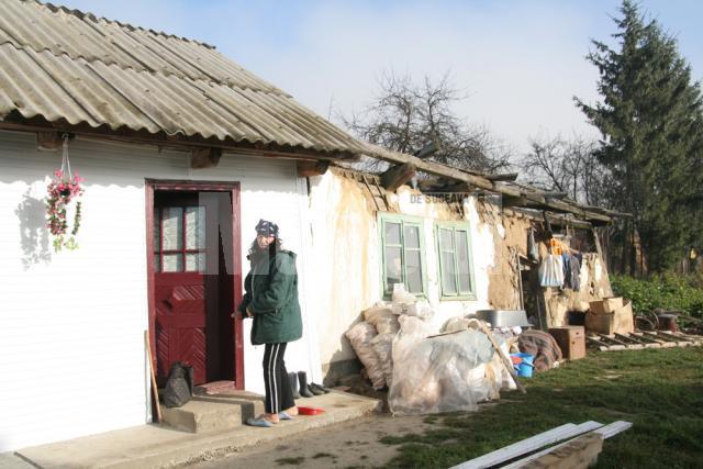 Deşi iarna a început deja să-şi facă simţită prezenţa, în satul Ţibeni mai sunt încă oameni care nu s-au mutat în casele lor