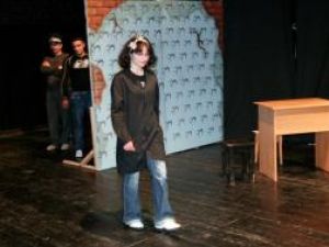 Alina Horeanu în piesa de teatru, în prim-plan