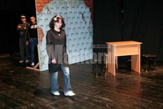 Alina Horeanu în piesa de teatru, în prim-plan