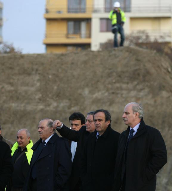 Mircea Sandu şi Octavian Bellu l-au asigurat pe Platini că lucrările la noul stadion Naţional se vor încheia în timp util. Foto: MEDIAFAX