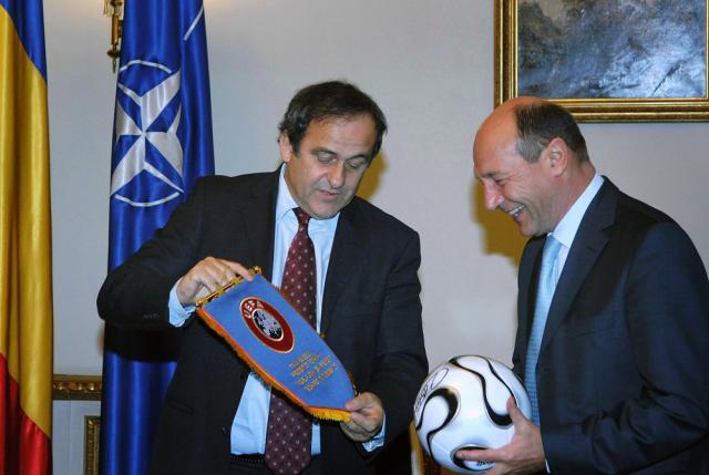 Băsescu şi Platini s-au gratulat reciproc. Foto: MEDIAFAX