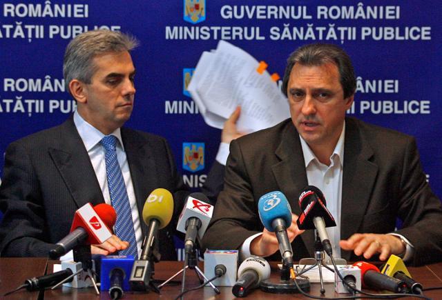 Ministrul Nicolăescu şi preşedintele Sanitas, Marius Petcu, la semnarea acordului. Foto: MEDIAFAX