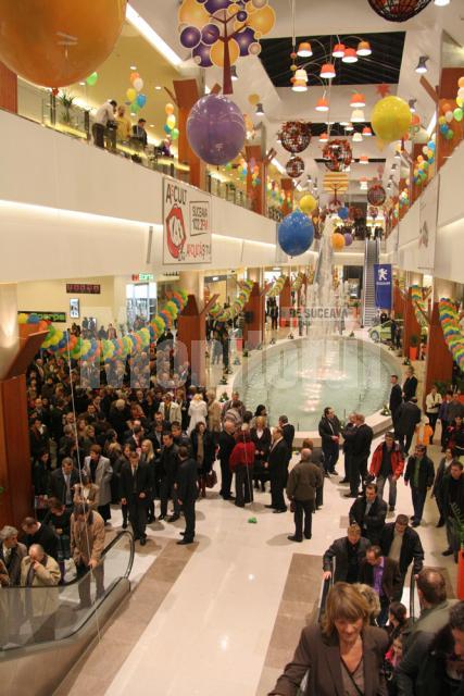Seară mondenă: Lux şi extravaganţă la inaugurarea Iulius Mall Suceava