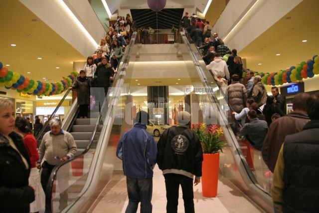 În primele două zile: Iulius Mall Suceava, luat cu asalt de 200.000 de vizitatori