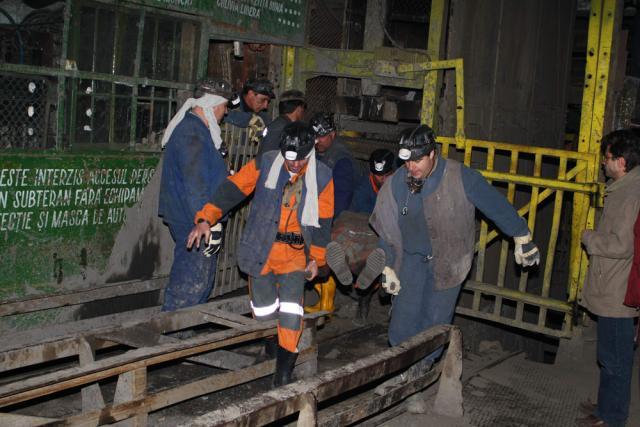 Doisprezece mineri şi salvatori au murit iar 14 persoane au fost rănite în urma a două explozii de la mina Petrila. Foto: MEDIAFAX
