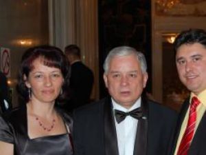 Preşedintele Poloniei, Lech Kaczynski, (în mijloc), s-a fotografiat cu deputatul Ghervazen Longher şi soţia acestuia