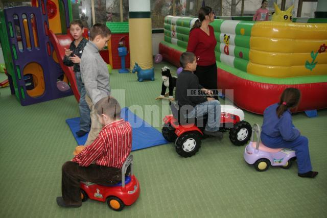 Copii cu nevoi speciale, de la Centru Şcolar Burdujeni, în locul de joacă „Arlechino