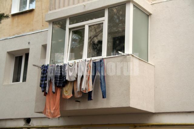 Reguli noi: Amenzi aspre pentru scuturatul covoarelor de la geam şi uscarea chiloţilor pe balcon