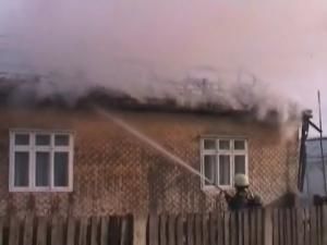 Incendiu la Pătrăuţi: Flăcările le-au făcut acoperişul casei scrum