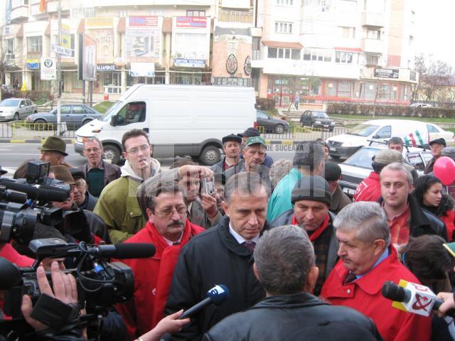 Niculai Bosancu, alături de Mircea Geoană şi cetăţenii din Burdujeni