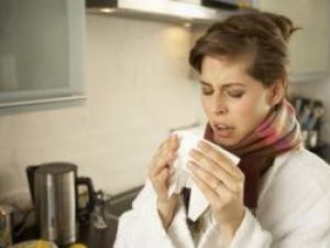 Spre deosebire de răceală, gripa provoacă temperatură foarte mare, dureri, tuse seacă şi oboseală. Foto: Denkou Images