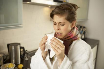 Spre deosebire de răceală, gripa provoacă temperatură foarte mare, dureri, tuse seacă şi oboseală. Foto: Denkou Images