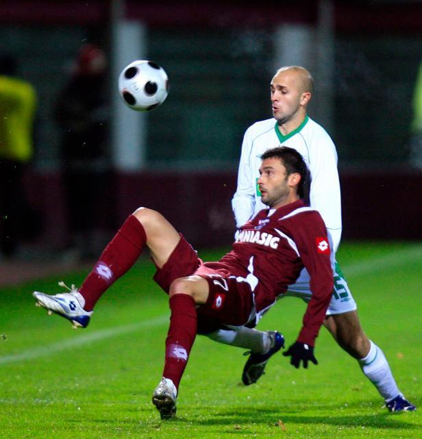 Joao Paolo Pinto (S), de la Rapid Bucureşti, şutează de lăngă un jucător de la FC Vaslui. Foto: MEDIAFAX
