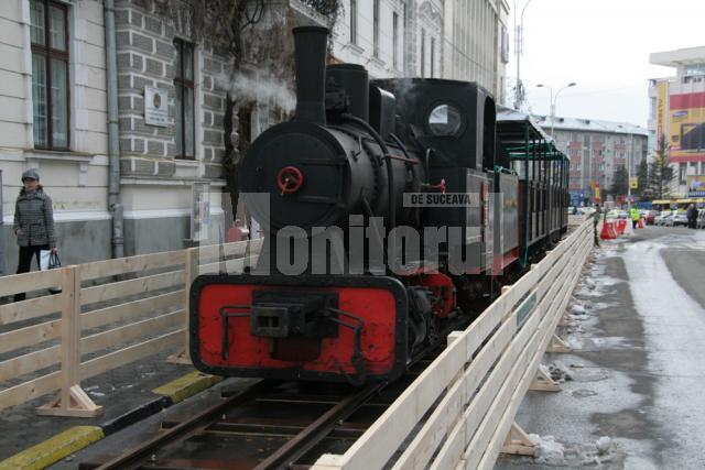 Trenul tractat de locomotiva pe abur are trei vagoane de călători