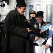 Preşedintele CJ, Gheorghe Flutur, înmânează o diplomă unui martor al Unirii