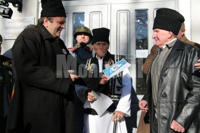 Preşedintele CJ, Gheorghe Flutur, înmânează o diplomă unui martor al Unirii