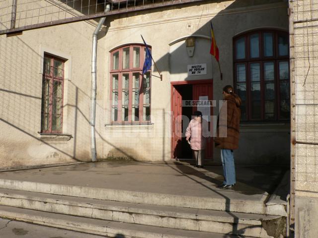 Pensionarii fălticeneni s-au oprit în drumul spre biserică pentru a vota