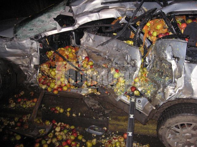 În faţă la METRO: Maşină încărcată cu mere, lovită violent de un autocar plin cu turişti