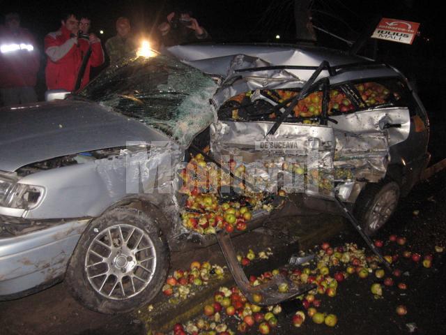 În faţă la METRO: Maşină încărcată cu mere, lovită violent de un autocar plin cu turişti