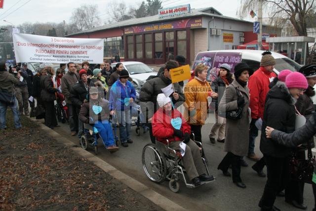 „Pledoarie pentru demnitate”: Aproape 300 de persoane au participat ieri la marşul persoanelor cu dizabilităţi