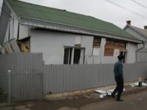 Explozia a afectat grav structura de rezistenţă a casei