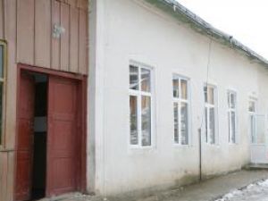 Trei sute de elevi învaţă într-o şcoală veche de 114 ani, în timp ce o şcoală de sute de mii de euro stă închisă