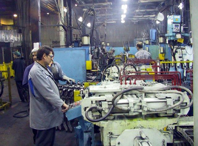 Dacia renunţă la 620 de angajaţi temporar şi întrerupe producţia până în ianuarie. Foto: MEDIAFAX