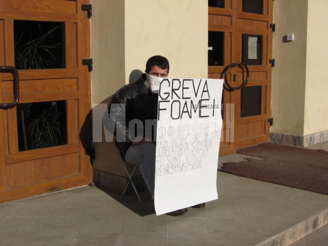 Dorin Aelenei, protestând în faţa Palatului de Justiţie Suceava