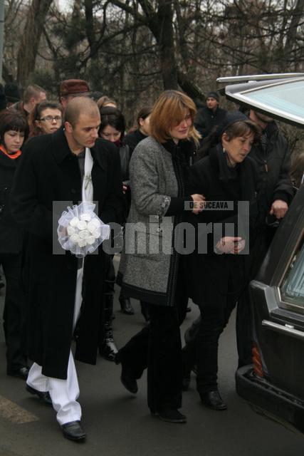 Înmormântare: Diana Maloş, condusă la groapă de iubitul îmbrăcat în mire