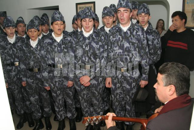 Spiritul Crăciunului: 30 de viitori jandarmi au colindat la redacţia Monitorul de Suceava