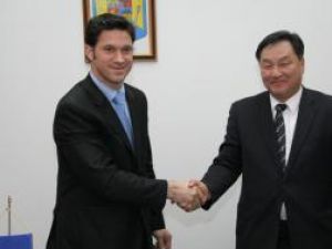 Excelenţa Sa Choi Ihl Song (dreapta) şi Petru Luhan (stânga)