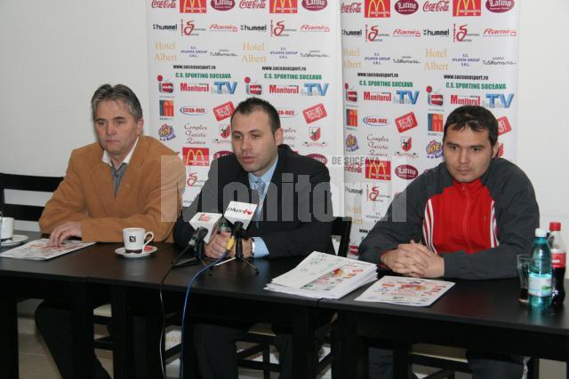Dumitru Bernicu, Ciprian Anton şi Bogdan Grosu (de la stânga la dreapta), organizatorii celei de-a doua ediţii a Cupei Moş Crăciun