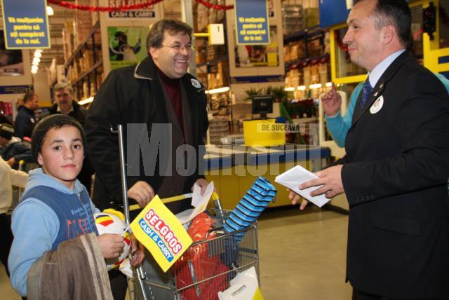 Membrii clubului Rotary Suceava au oferit cadouri copiilor de la şcoala specială din Câmpulung
